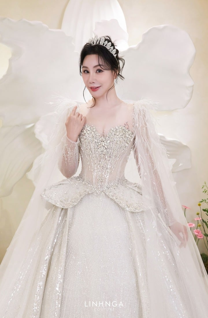 Hồ Quỳnh Hương diện váy cưới lộng lẫy.