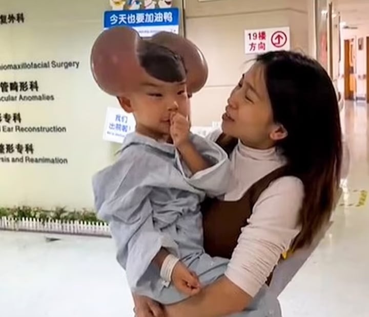 Qibao chụp ảnh cùng mẹ. (Ảnh: NX)