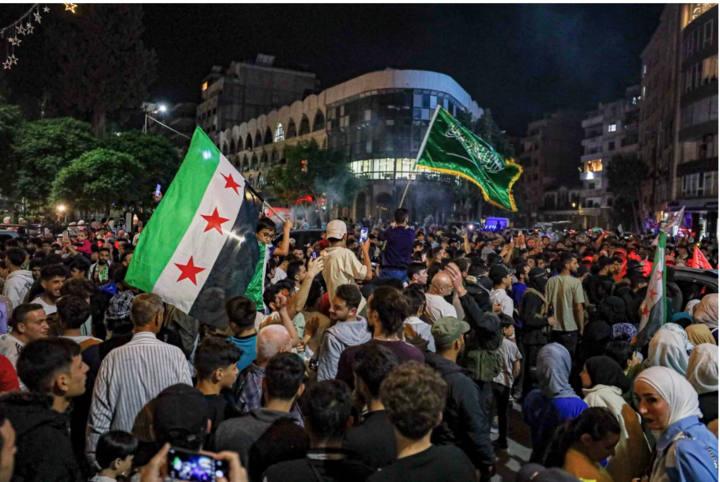 Người dân Syria ăn mừng sau khi Mỹ dỡ bỏ lệnh trừng phạt.