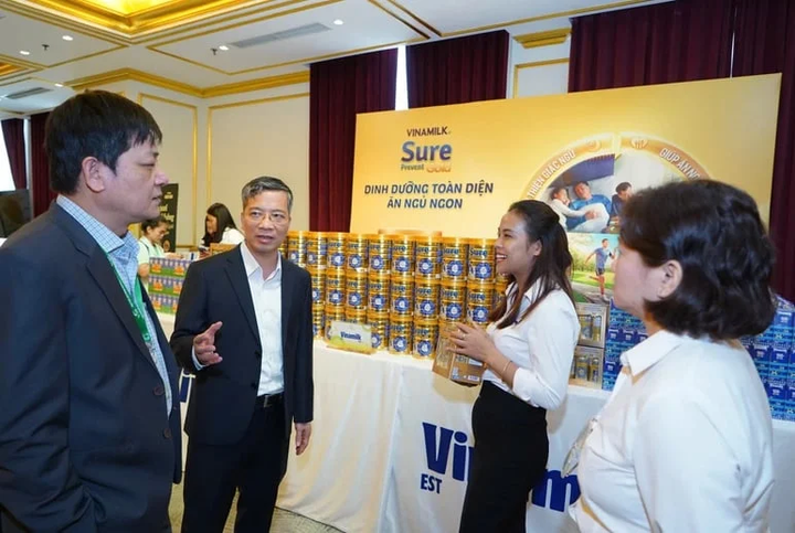 Các đại biểu được tư vấn về các dòng sản phẩm dinh dưỡng của Vinamilk.