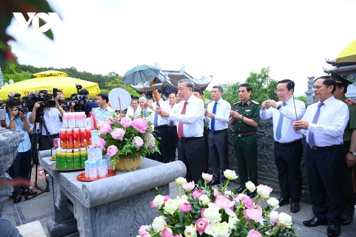 Tổng Bí thư dâng hương tại đền Chung Sơn.