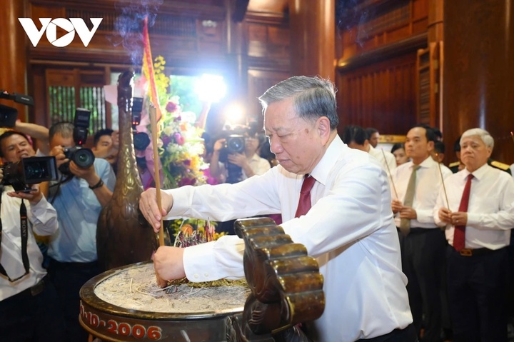 Tổng Bí thư dâng hương tại Khu di tích Kim Liên.