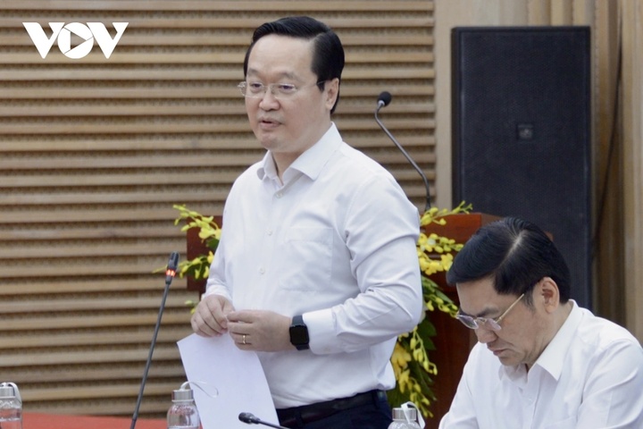 Bí thư tỉnh uỷ Nghệ An Nguyễn Đức Trung báo cáo tại buổi làm việc.