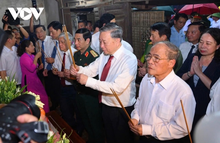 Tổng Bí thư dâng hương tại di tích nhà cụ Nguyễn Sinh Nhậm.