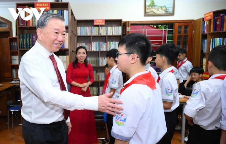 Tổng Bí thư thăm thư viện Làng Sen.