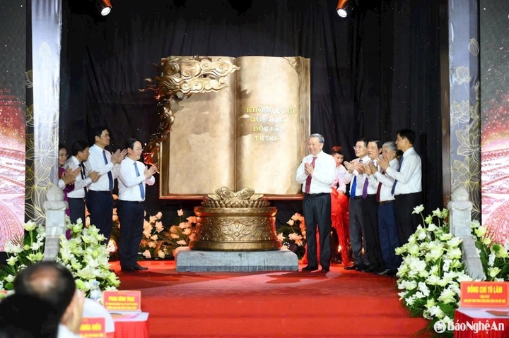 Tổng Bí thư dự lễ trao tặng tác phẩm điêu khắc ánh sáng “Trang sử vàng”. (Ảnh: Báo Nghệ An)