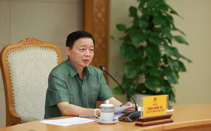 Phó Thủ tướng Trần Hồng Hà chỉ rõ vấn đề nổi bật của thị trường bất động sản là mất cân đối giữa cung và cầu, cơ cấu sản phẩm bất hợp lý. Nhiều doanh nghiệp thiếu tài nguyên, nguồn lực để phát triển dự án. (Ảnh: VGP/Minh Khôi)