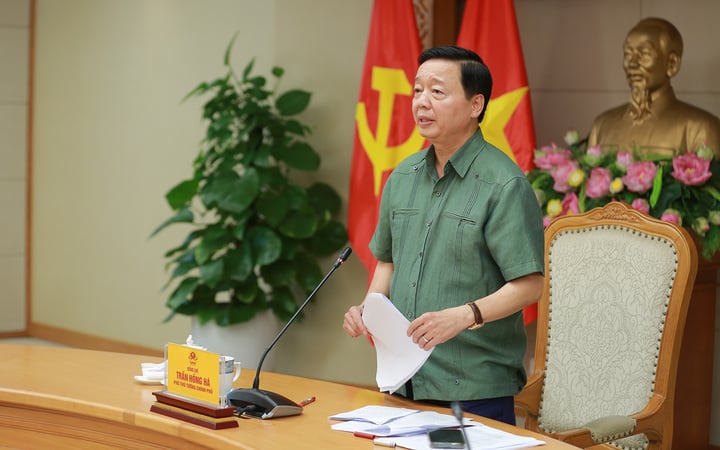 Phó Thủ tướng Trần Hồng Hà yêu cầu rà soát toàn bộ quy trình liên quan đến phát triển nhà ở, đặc biệt là nhà ở xã hội; làm rõ trách nhiệm của từng bộ ngành, địa phương không để xảy ra tình trạng đùn đẩy, né tránh như thời gian vừa qua. (Ảnh: VGP/Minh Khôi)