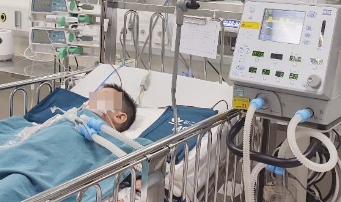 Hình ảnh bé trai thời điểm điều trị tại Bệnh viện Nhi Trung ương. (Ảnh: BSCC)