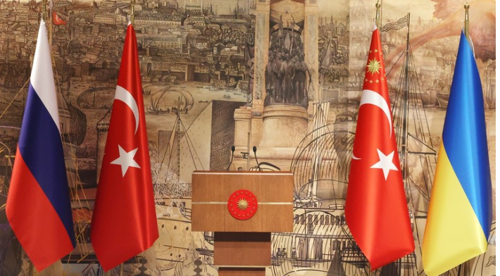 Cờ Nga, Thổ Nhĩ Kỳ và Ukraine trước cuộc đàm phán hòa bình Nga - Ukraine tại Istanbul, Thổ Nhĩ Kỳ. (Ảnh: Sputnik)