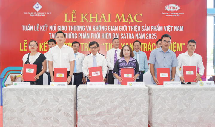 10 nhà cung cấp tham gia chương trình “Tick xanh trách nhiệm” đã ký kết cung cấp hàng hóa trong hệ thống bán lẻ của Tổng công ty Thương mại Sài Gòn TNHH MTV (SATRA), sáng 15/5.