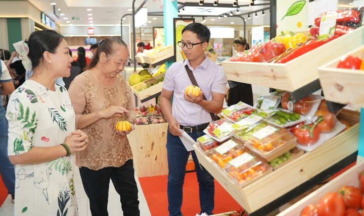 “Tick xanh trách nhiệm” cho phép người dùng truy xuất nguồn gốc sản phẩm bằng cách quét mã QR, qua đó củng cố niềm tin và sự minh bạch.