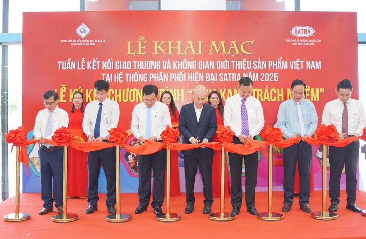 Các đại biểu cắt băng khai mạc chương trình “Tuần lễ kết nối giao thương và không gian giới thiệu sản phẩm Việt Nam tại hệ thống phân phối hiện đại SATRA năm 2025”.
