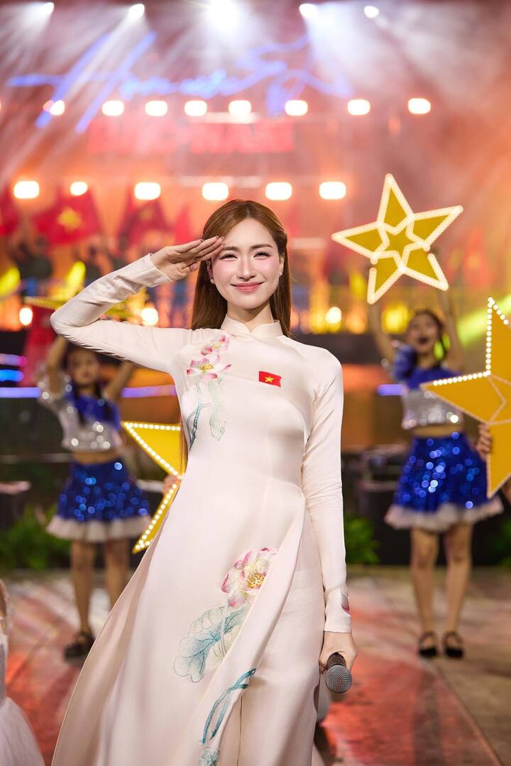 Ca sĩ Hoà Minzy.