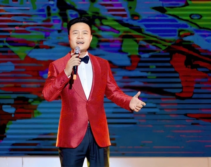 NSƯT Hoàng Tùng.
