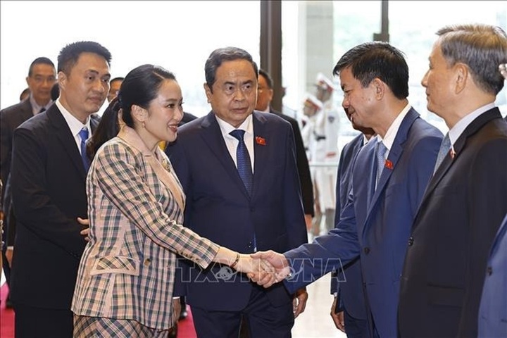Chủ tịch Quốc hội Trần Thanh Mẫn giới thiệu thành viên đoàn Việt Nam với Thủ tướng Thái Lan Paetongtarn Shinawatra. (Ảnh: Doãn Tấn/TTXVN)