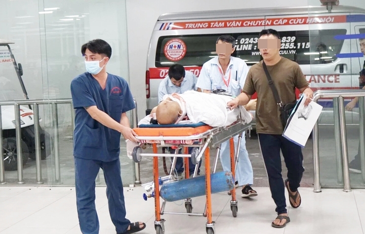 Áo blouse trắng giữa vòng xoáy bạo lực