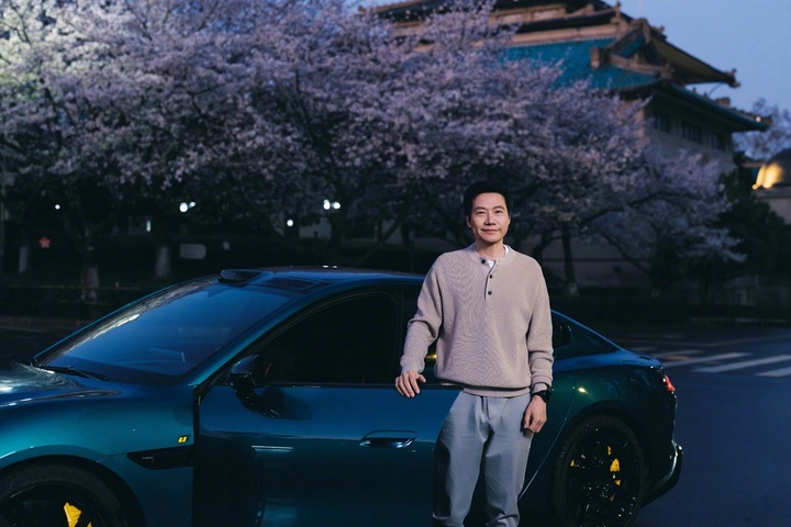 CEO Xiaomi trong bộ ảnh quảng cáo bên cạnh chiếc SU7 Ultra.