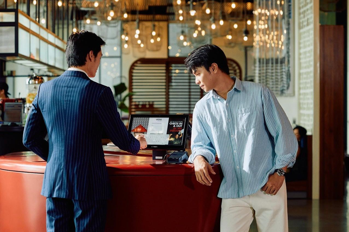 Trải nghiệm công nghệ nhận - trả phòng tức thời qua ứng dụng Wink hoặc quầy check-in tự động.