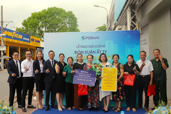 Đại diện PGBank lên trao giải.