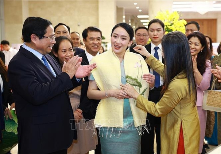 Các nghệ nhân Việt Nam tặng sản phẩm thêu tay truyền thống cho Thủ tướng Vương quốc Thái Lan Paetongtarn Shinawatra. (Ảnh: Dương Giang/TTXVN)