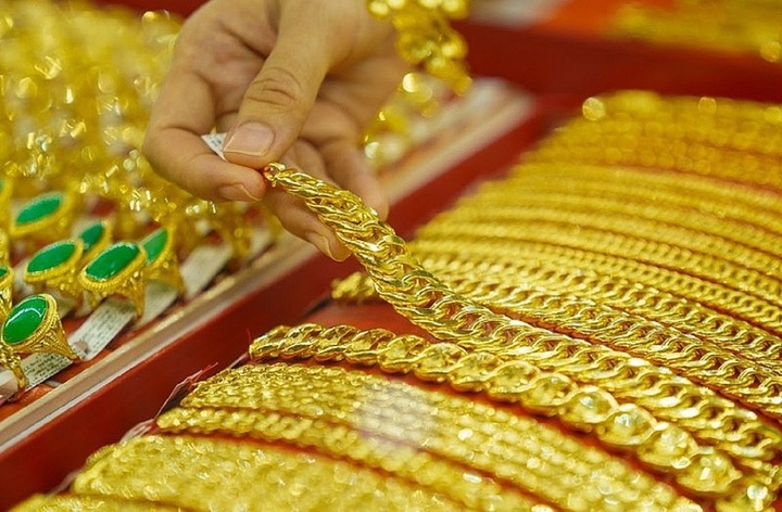 Giá vàng liên tục giảm mạnh: Nên mua hay bán?