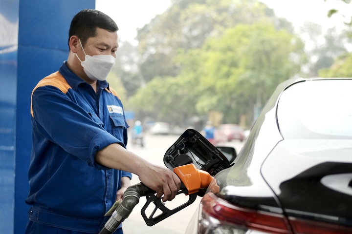 Giá xăng RON95 tăng gần 300 đồng, sắp chạm 20.000 đồng/lít