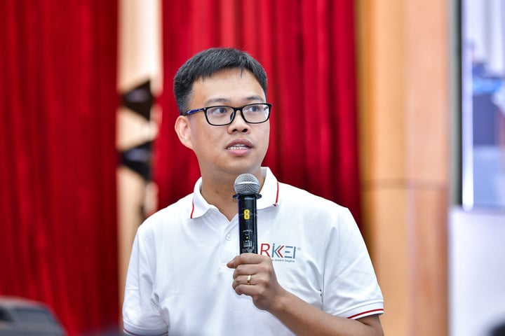 លោក តា សឺនទុង ប្រធានក្រុមហ៊ុន រីកគីសូហ្វ ចែករំលែកក្នុងសិក្ខាសាលា។