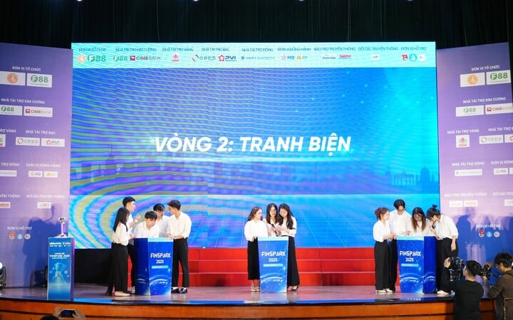 Các đội thi tranh tài trong đêm chung kết.