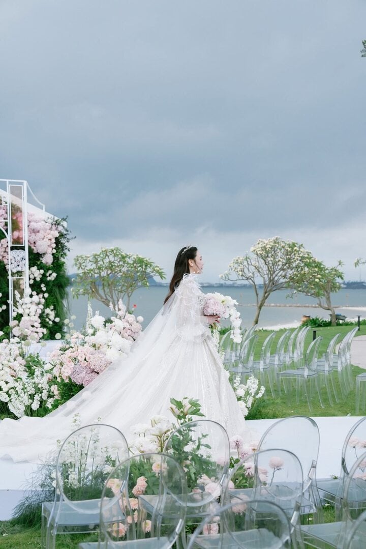 Tại hôn lễ, Hồ Quỳnh Hương được bố nắm tay bước lên lễ đường và trao cô cho chú rể. Đại diện hai bên gia đình lần lượt phát biểu, gửi lời cảm ơn đến các quan khách đã đến chung vui và chúc phúc cho đôi uyên ương.