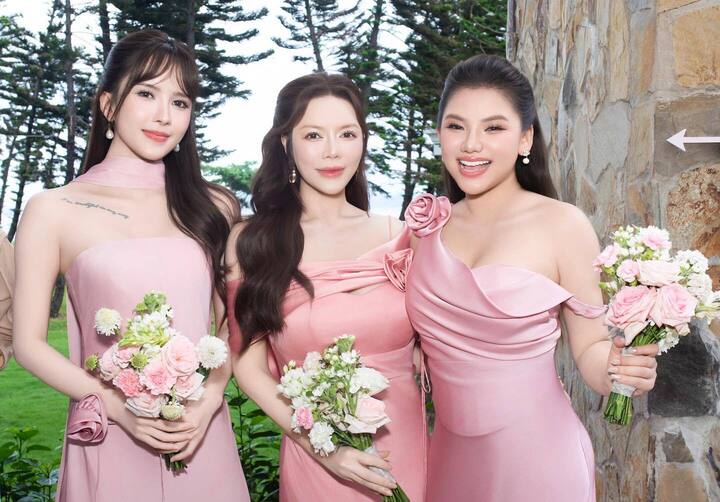 Lý Nhã Kỳ hào hứng mừng Hồ Quỳnh Hương lấy chồng. Cô chia sẻ khoảnh khắc hậu trường nữ ca sĩ tiến vào lễ đường: “Cô dâu đẹp, phụ dâu xinh. Tổ đội có nhiều cái nhất: giàu nhất, đẹp nhất, hát hay nhất. Cuối cùng phải nói nhất là cô dâu: được chồng cưng lại được cả gia đình chồng thương. Chị em hôm nay là cô dâu hạnh phúc nhất”.