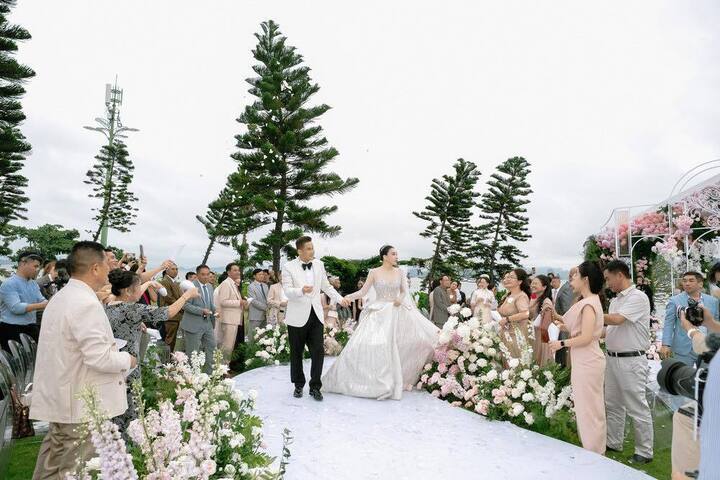 Sau nhiều năm độc thân, Hồ Quỳnh Hương tìm thấy hạnh phúc ở tuổi 45. Ông xã của nữ ca sĩ là doanh nhân Hoàng Công Thành, 47 tuổi - lớn hơn vợ 2 tuổi. Cả hai được khen xứng đôi vừa lứa.