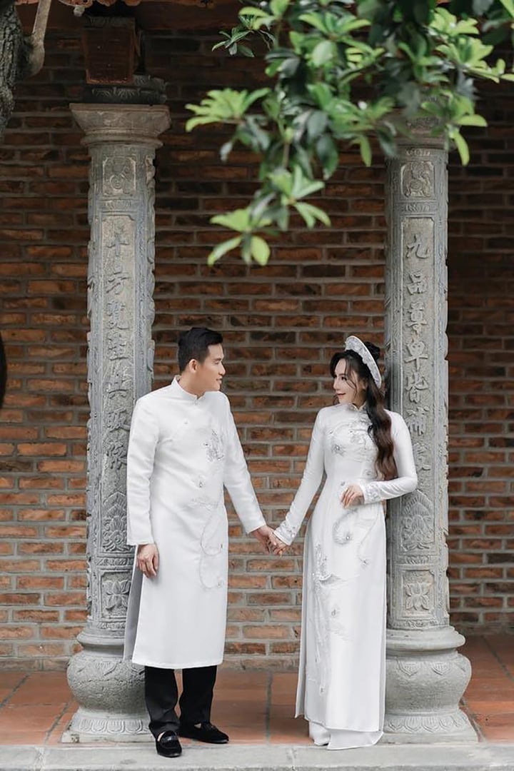 Hồ Quỳnh Hương cho biết ông xã luôn dành sự quan tâm với người thân trong gia đình của cô. Đây cũng chính là lý do khiến cô mở lòng, tìm bến đỗ bình yên ở tuổi 45.
