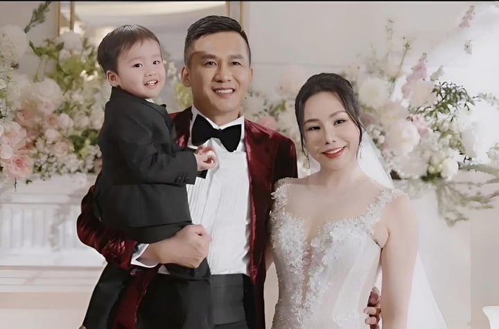 Trong buổi tiệc tối, Hồ Quỳnh Hương và chồng cùng nhìn lại hành trình 9 năm gắn bó thông qua phóng sự khoảng 4 phút. Bé Táo - con trai của Hồ Quỳnh Hương và doanh nhân Công Thành cũng lần đầu xuất hiện. Nữ ca sĩ nhắn nhủ bạn đời cùng xây dựng gia đình hạnh phúc để làm điểm tựa cho con.