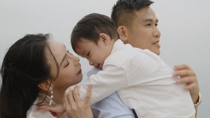 Hồ Quỳnh Hương tâm sự cô đã làm tất cả điều mình muốn nhưng vẫn thấy trái tim khuyết thiếu cho đến khi gặp ông xã. Đồng cảm trong suy nghĩ, doanh nhân Công Thành nói anh từng đối mặt những biến cố, không biết làm sao tìm được sự an ủi cho bản thân. Họ đã gặp nhau và quyết tâm xây dựng một gia đình hạnh phúc.