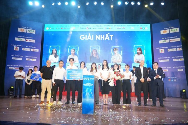 Đội Sixdigits – gồm các sinh viên đến từ Học viện Ngân hàng và Đại học Ngoại thương – đã xuất sắc giành ngôi vị quán quân FinSpark 2025.