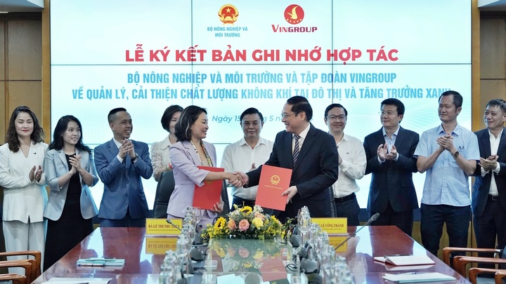 Ông Lê Công Thành, Thứ trưởng Bộ Nông nghiệp và Môi trường và bà Lê Thị Thu Thủy, Phó Chủ tịch Tập đoàn Vingroup, tại lễ ký kết