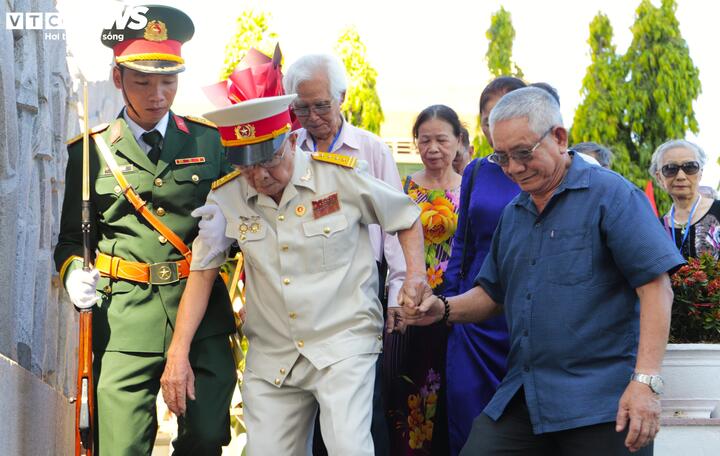 Những thế hệ cán bộ, chiến sĩ, đồng bào và học sinh miền Nam tập kết ra Bắc dự lễ dâng hương tại di tích Cảng Quy Nhơn