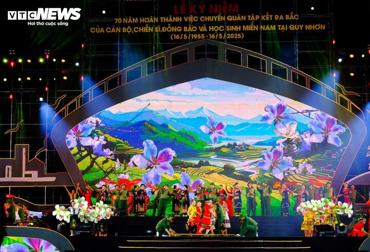 Quang cảnh Lễ kỷ niệm 70 năm hoàn thành việc chuyển quân tập kết ra Bắc được tổ chức tại Quảng trường trung tâm TP Quy Nhơn.