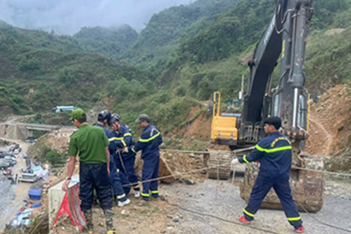 Lực lượng chức năng sử dụng thiết bị chuyên dụng phục vụ công tác cứu nạn, cứu hộ