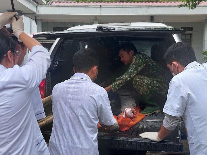 Nạn nhân được lực lượng chức năng đưa đi cấp cứu.