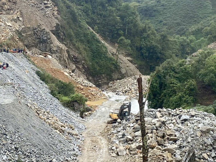 Nguyên nhân ban đầu của vụ sạt lở được xác định là do mưa to kéo dài nhiều ngày qua khiến nền đất tại khu vực taluy dương mất liên kết, dẫn tới sạt trượt.