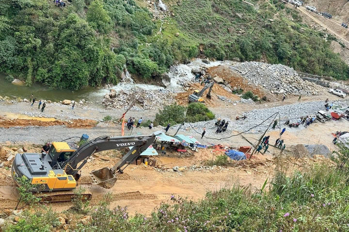 Thời điểm xảy ra vụ việc, nhóm 9 công nhân của Công ty Cổ phần Đầu tư Xây dựng Dũng Phúc Lộc (có trụ sở tại tỉnh Nghệ An) đang thi công hạng mục xúc cát, dọn hố móng để nắn dòng suối Tả Páo Hồ, phục vụ công tác chuẩn bị xây dựng thì đất đá từ taluy dương phía trên đổ sập xuống vị trí nhóm công nhân đang làm việc, vùi lấp nhiều người.