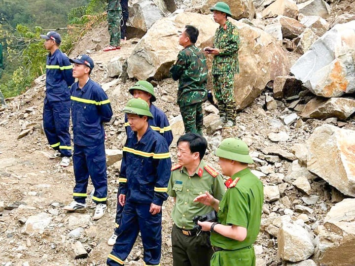 Nhận được thông tin về sự cố, UBND tỉnh Lai Châu chỉ đạo các lực lượng chức năng triển khai công tác cứu hộ, huy động hàng trăm người đến hiện trường tìm kiếm những nạn nhân mất tích trong điều kiện thời tiết và địa hình vô cùng khó khăn.