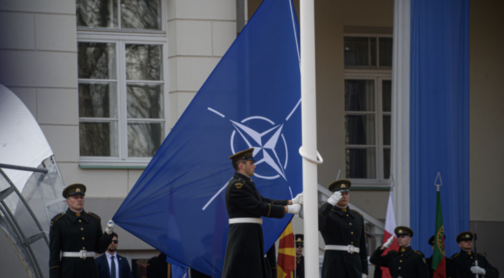 Các binh sĩ Litva kéo cờ NATO lên trước Cung điện Tổng thống tại Vilnius vào ngày 29/3/2024 (Ảnh: RT)
