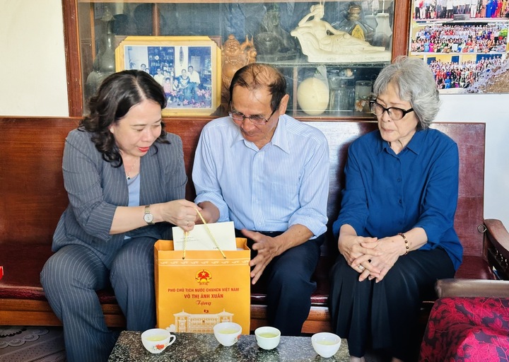 Phó Chủ tịch nước Võ Thị Ánh Xuân thăm, tặng quà cho các gia đình là học sinh, cán bộ, chiến sĩ Bình Định tiêu biểu tập kết ra Bắc, ở tại huyện Tây Sơn.
