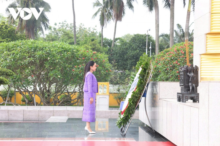 Thủ tướng Vương quốc Thái Lan Paetongtarn Shinawatra đến đặt vòng hoa tại Đài tưởng niệm các Anh hùng liệt sĩ (đường Bắc Sơn, Ba Đình, Hà Nội).