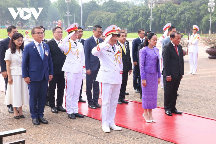 Thủ tướng Paetongtarn Shinawatra cùng đoàn đại biểu Chính phủ Thái Lan kính cẩn nghiêng mình tưởng niệm Chủ tịch Hồ Chí Minh - vị lãnh tụ kính yêu của Nhân dân Việt Nam, Anh hùng giải phóng dân tộc, danh nhân văn hóa thế giới.