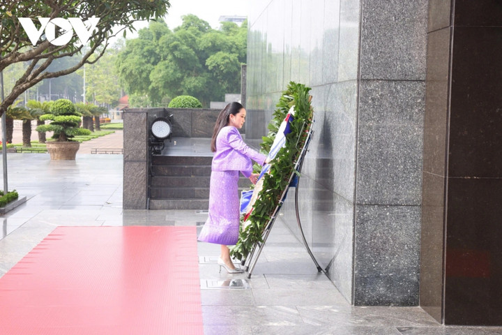 Thủ tướng Vương quốc Thái Lan Paetongtarn Shinawatra đến đặt vòng hoa và vào Lăng viếng Chủ tịch Hồ Chí Minh.