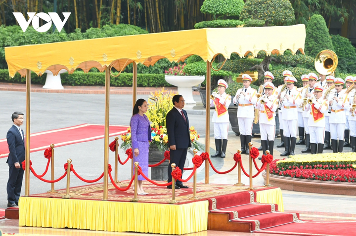 Trong tiếng nhạc chào mừng, Thủ tướng Phạm Minh Chính mời Thủ tướng Thái Lan bước lên bục danh dự.